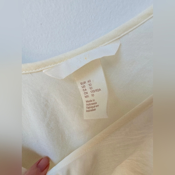 H&M Elegant Cream Butter Ivory Sleeveless Top Hi Low Satin V Neck Size 10 - Picture 3 of 6